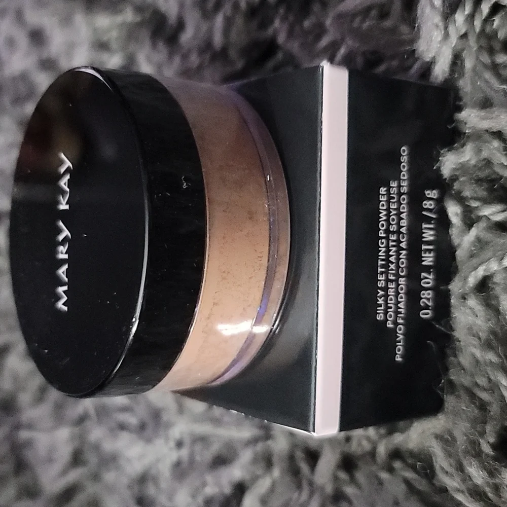❣NIB Mary Kay Silky Setting Powder: Medium Beige❣